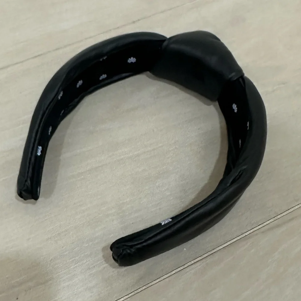 Ripped Lele Sadoughi Black Knotted Headband Priced Accordingly - Picture 2 of 6